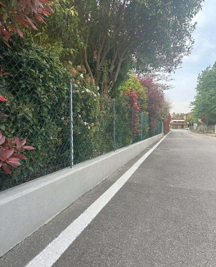 Lo stesso muretto pulito dopo il lavaggio a pressione
