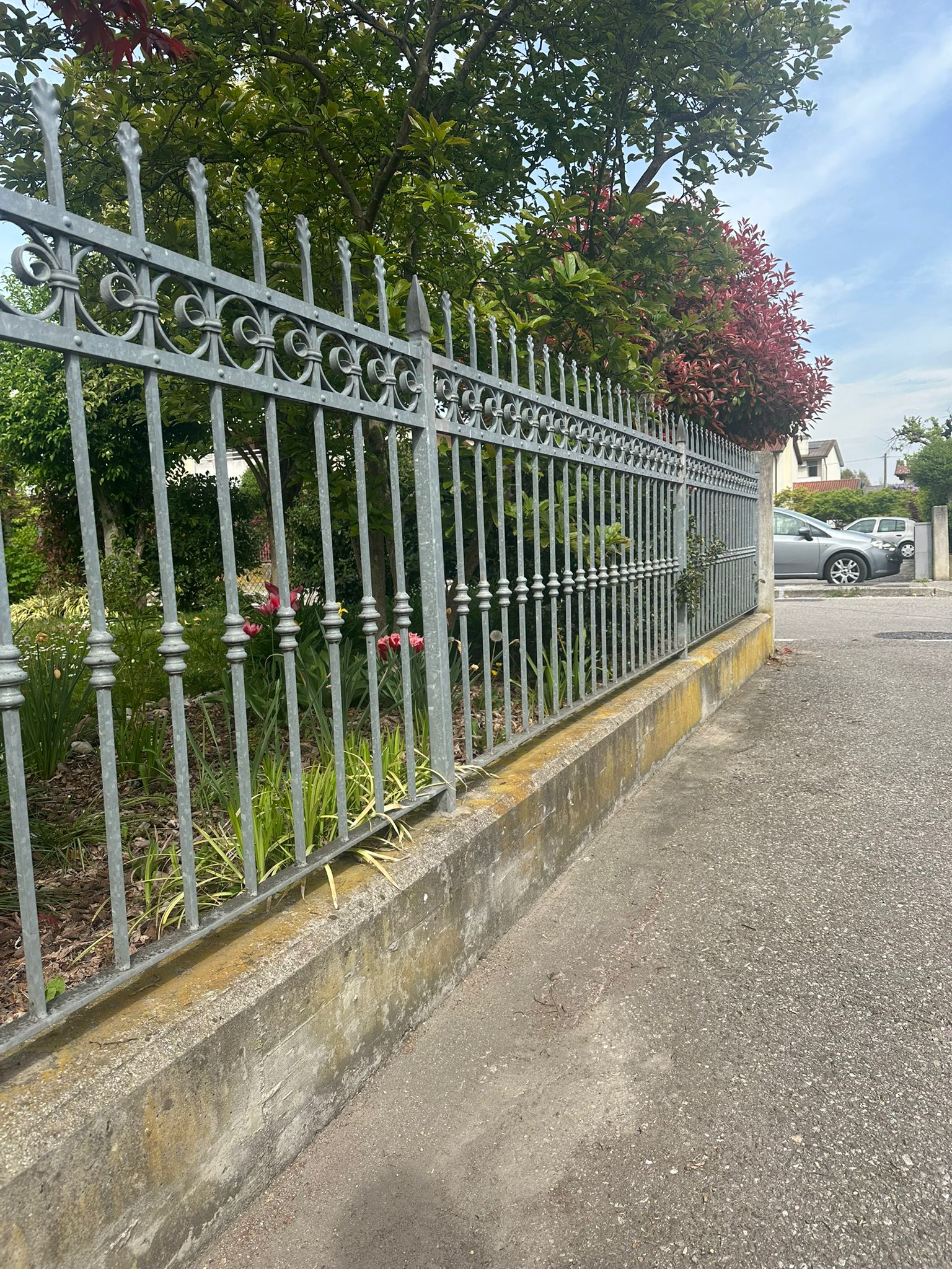 Muretto con ringhiera prima della pulizia