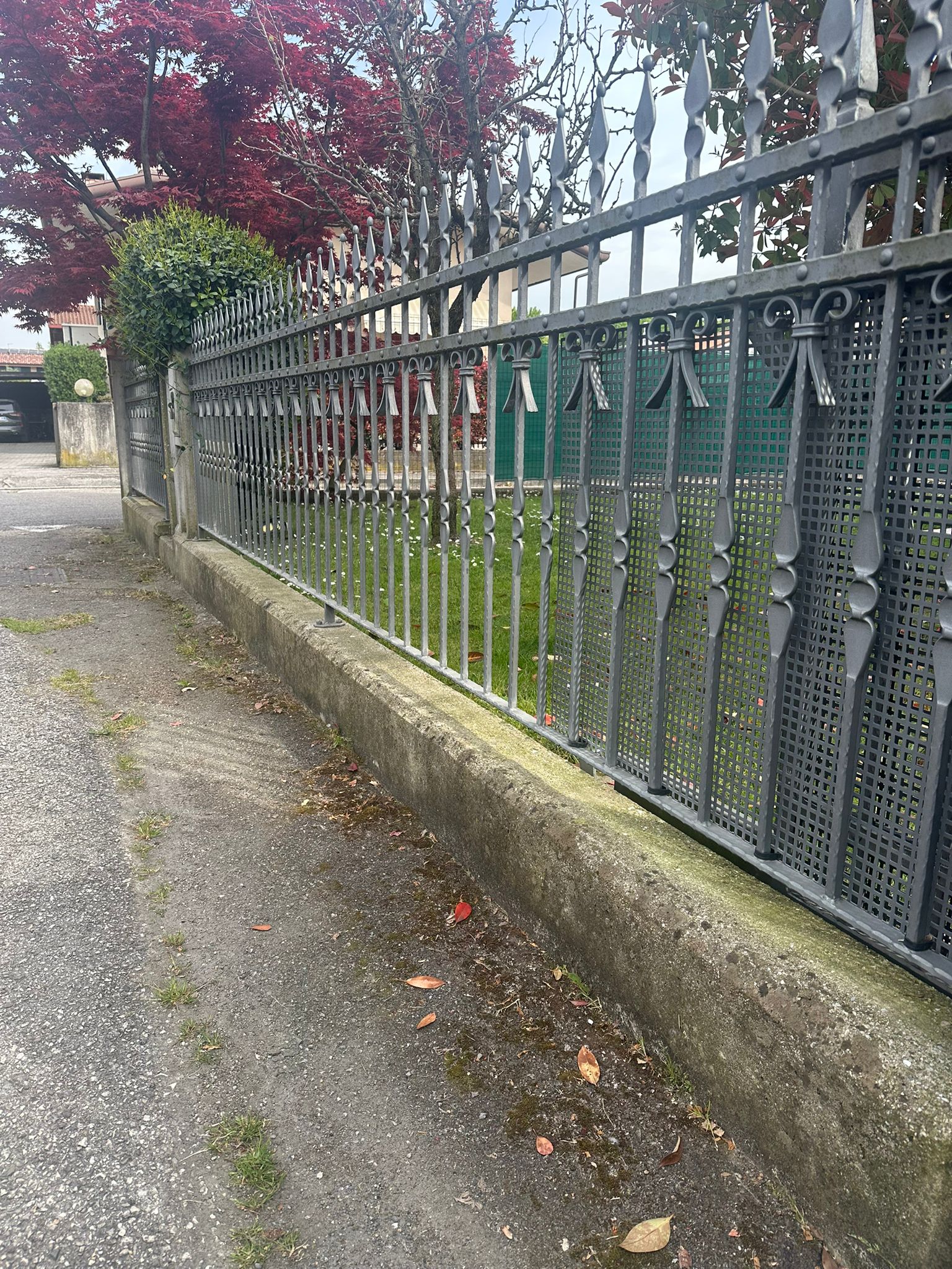 Muretto con ringhiera prima della pulizia